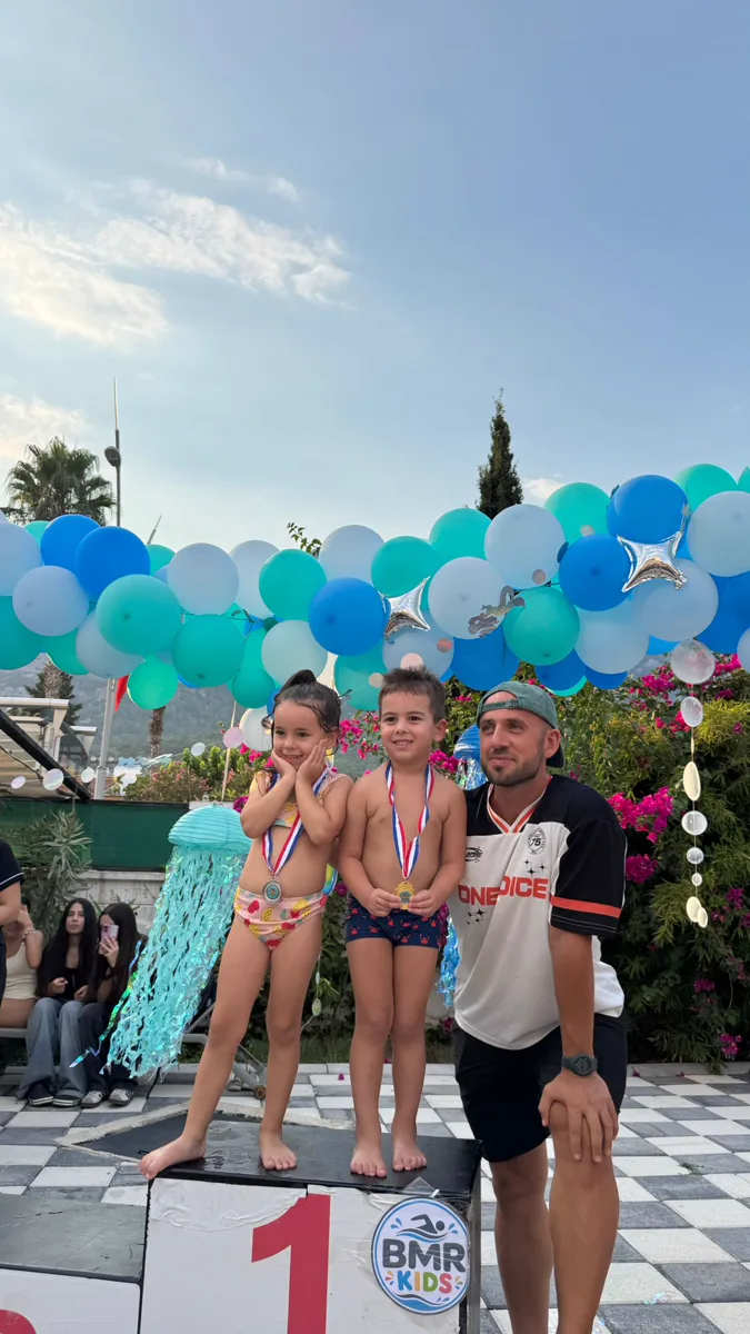 Ahmet Hoca, BMR Kids yüzme yarışması ödül töreninde madalyalı öğrencilerle