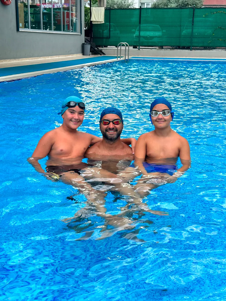 Bekir Can Özkara ve iki öğrencisi BMR'nin havuzunda