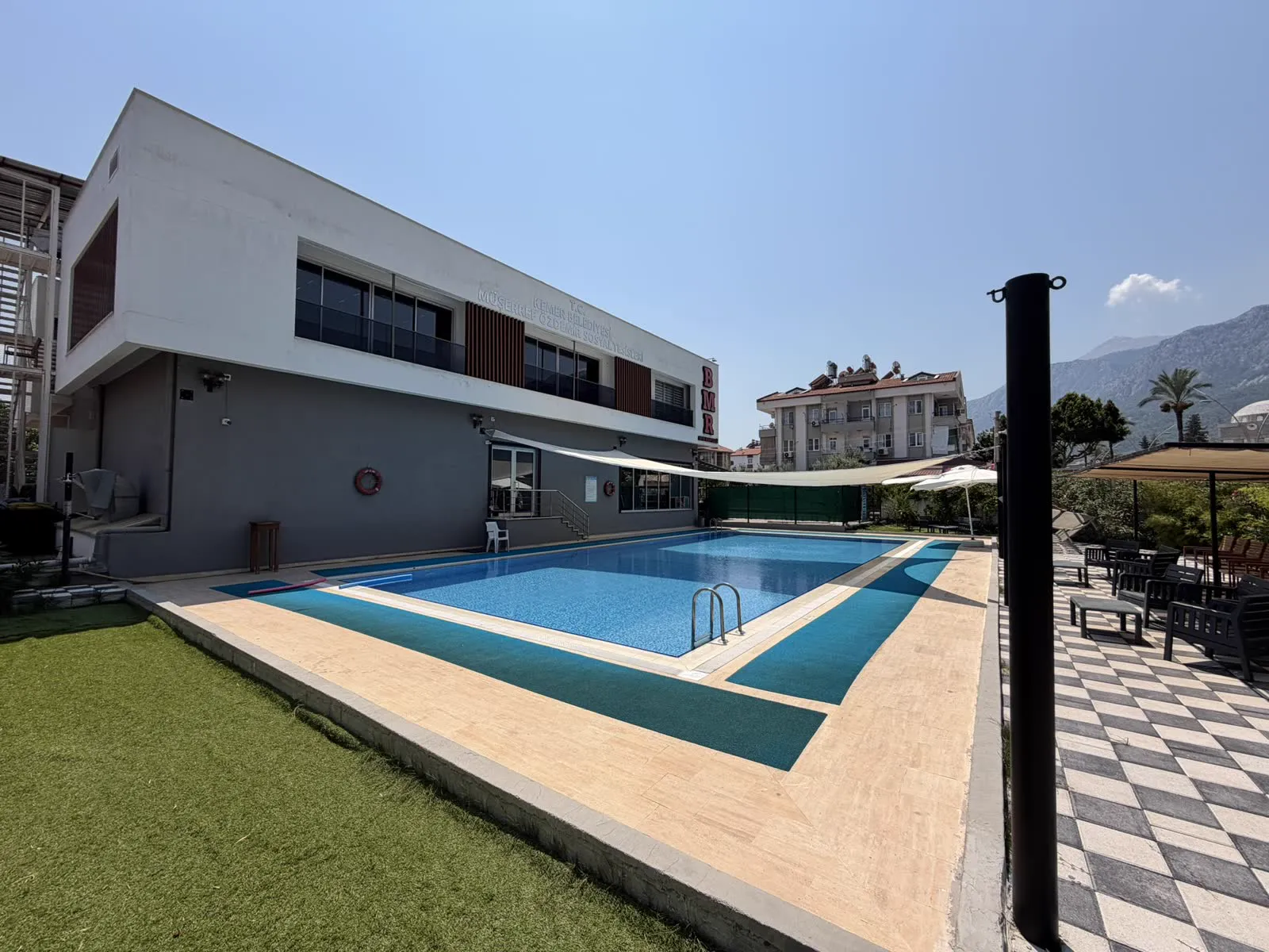 BMR Spor Kompleksi binası ve havuzu