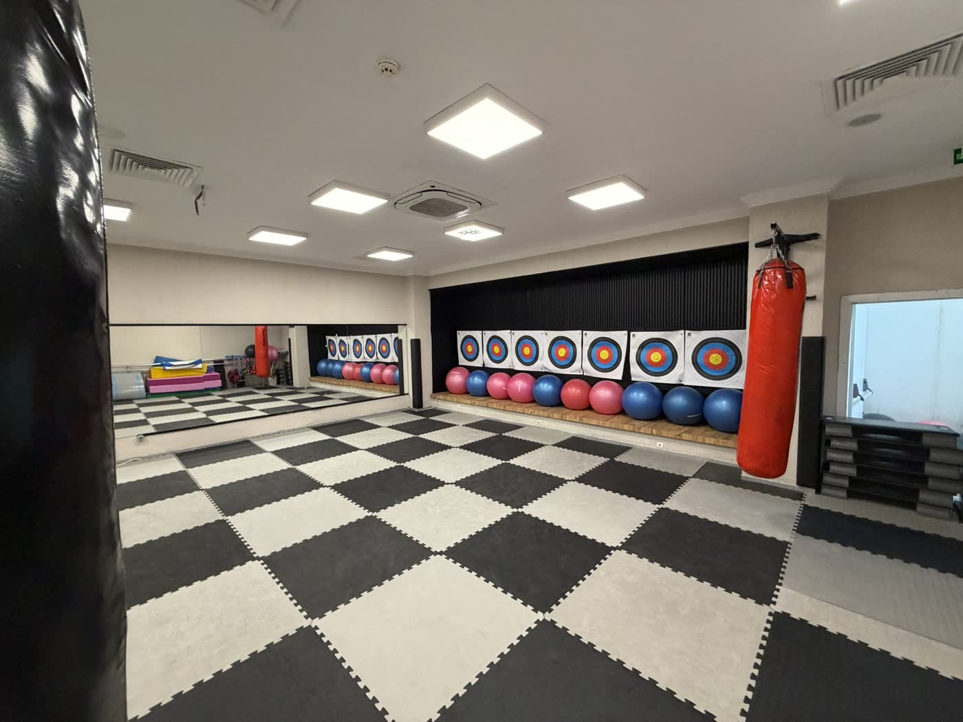 Salonun minder zemini ve duvar boyunca dizili pilates topları