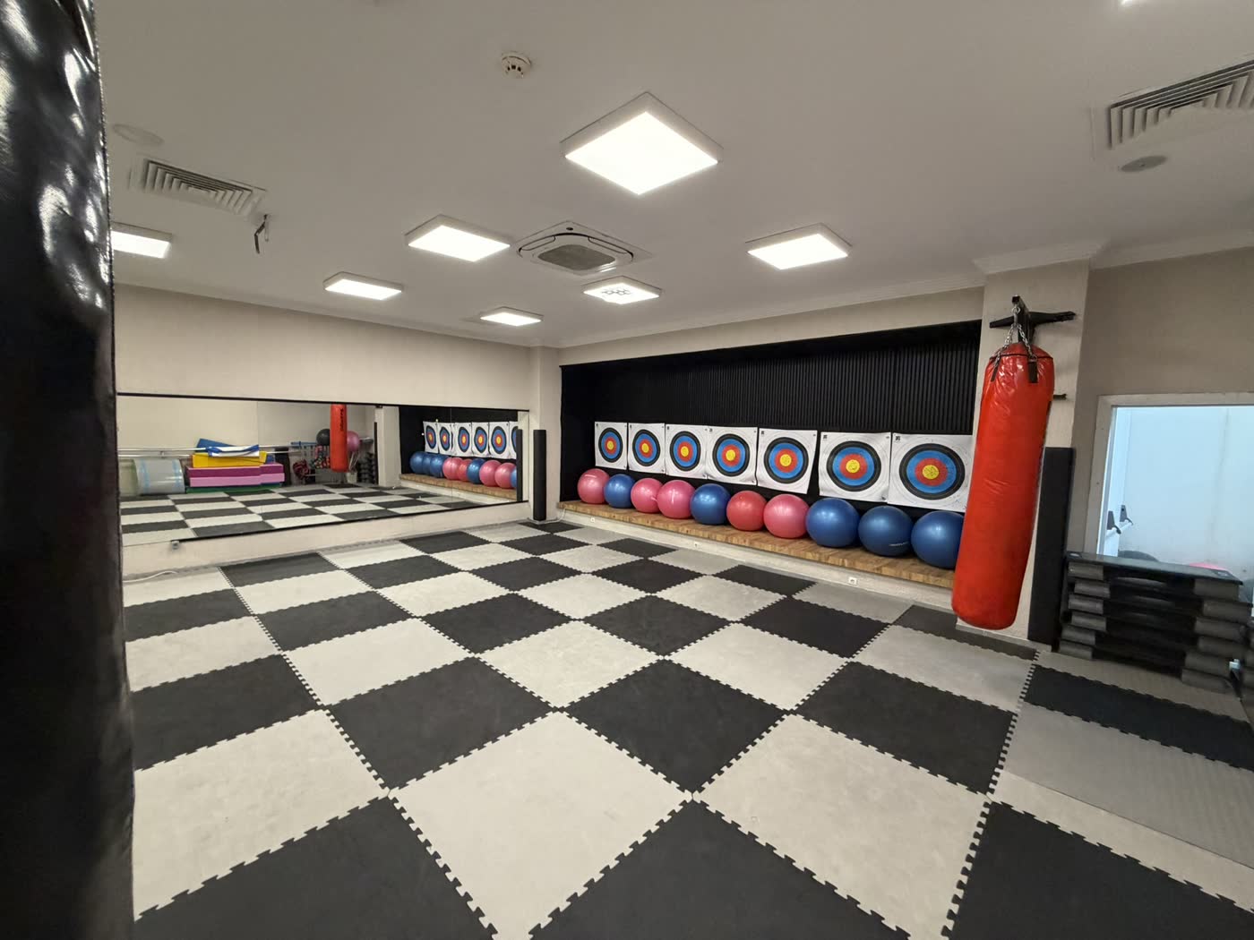 Aynalı duvarıyla çok amaçlı salon, dans dersleri burada yapılıyor