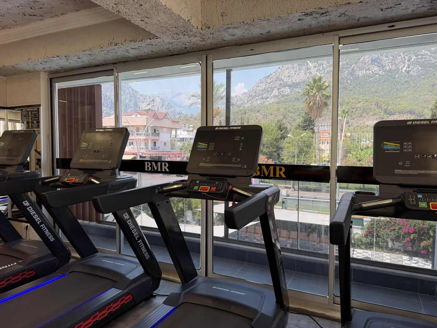 Koşu bantlarından Kemer manzarası