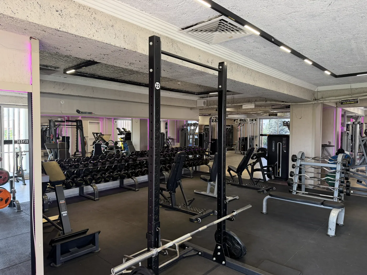 Squat rack ve serbest ağırlık bölümü