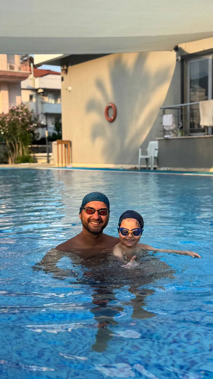 Bekir Can Özkara havuzda bir öğrenciyle birlikte